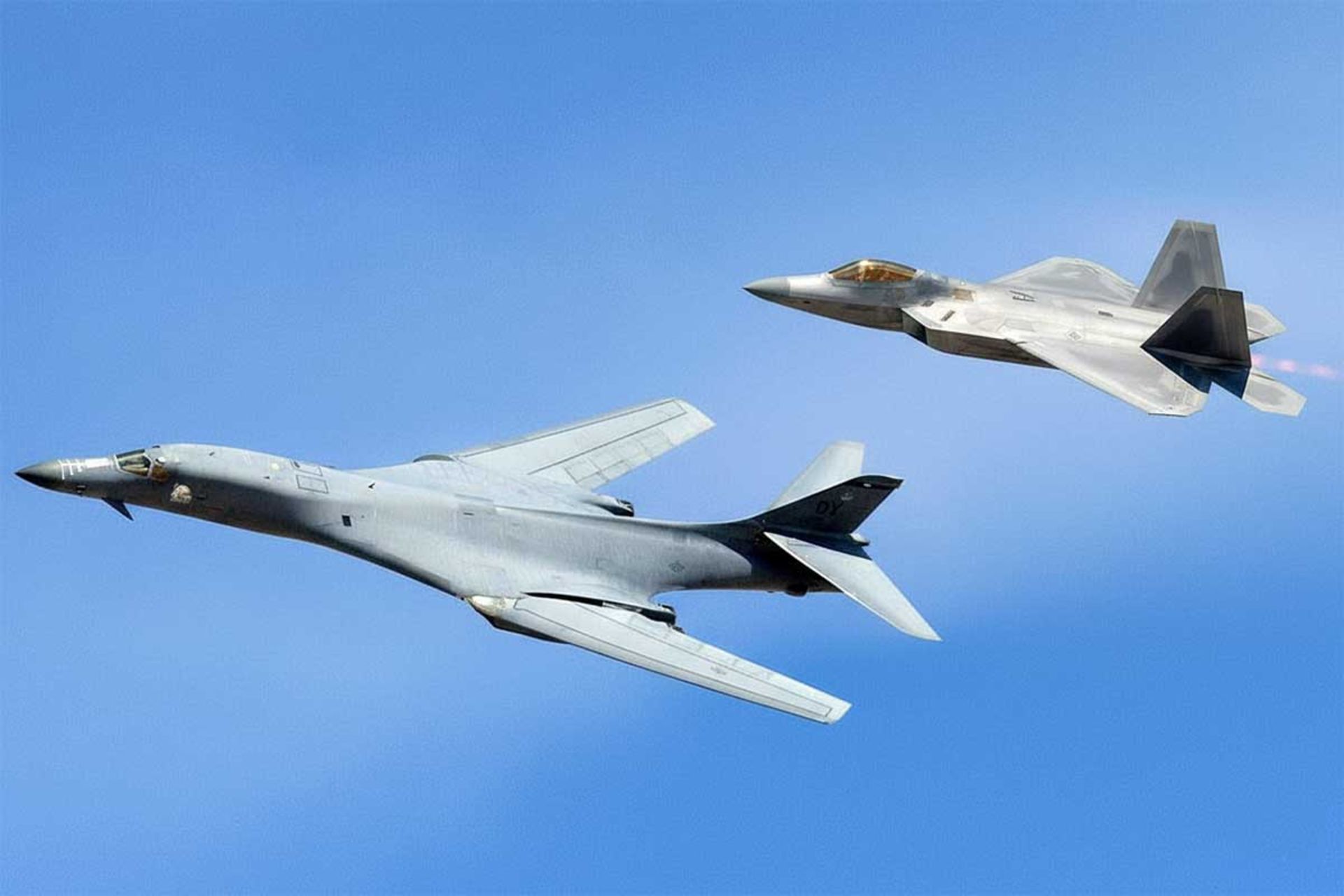 نبرد بمب افکن B-1 لنسر و F-22 رپتور