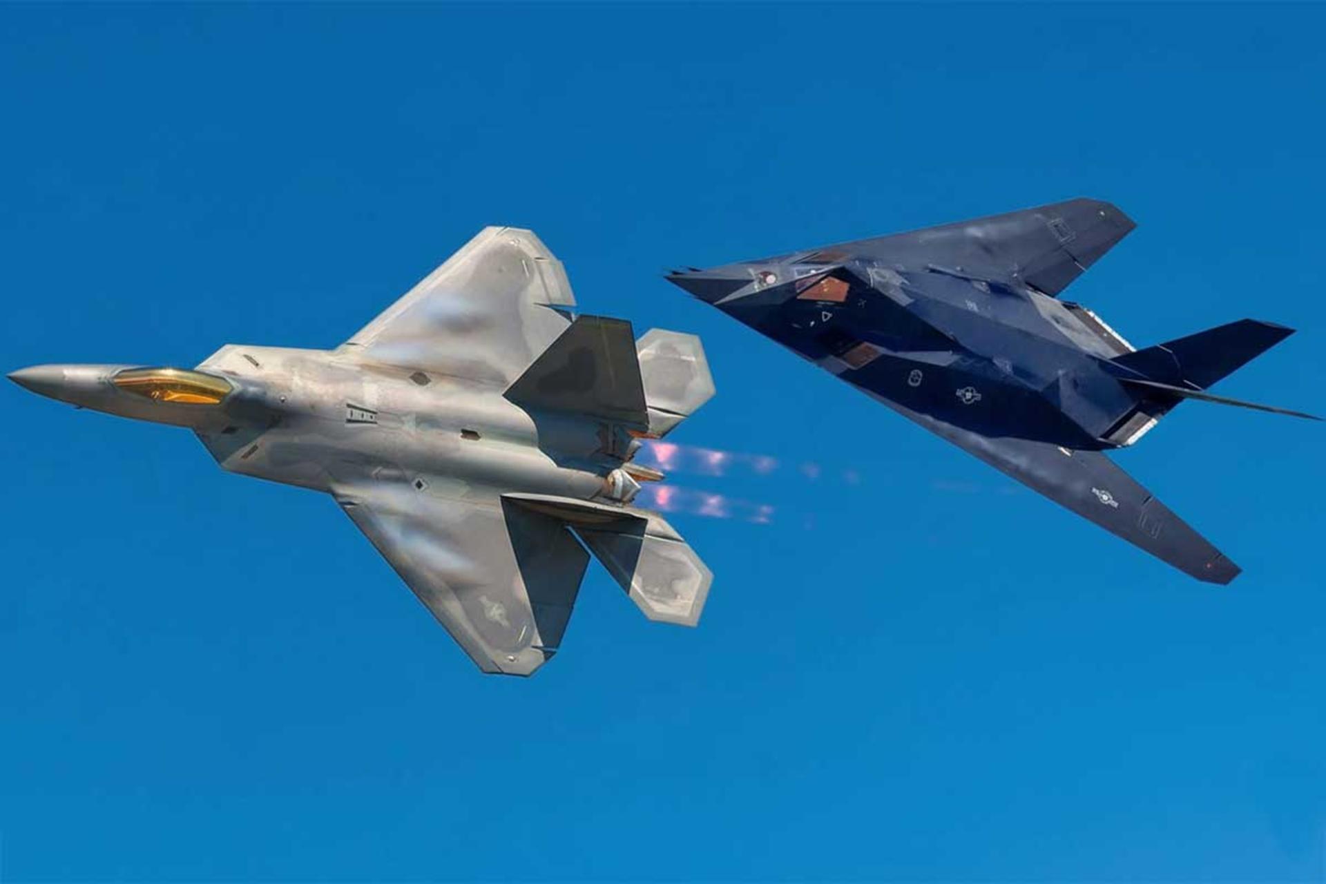 مقایسه F-22 رپتور با F-117 نایت‌هاوک