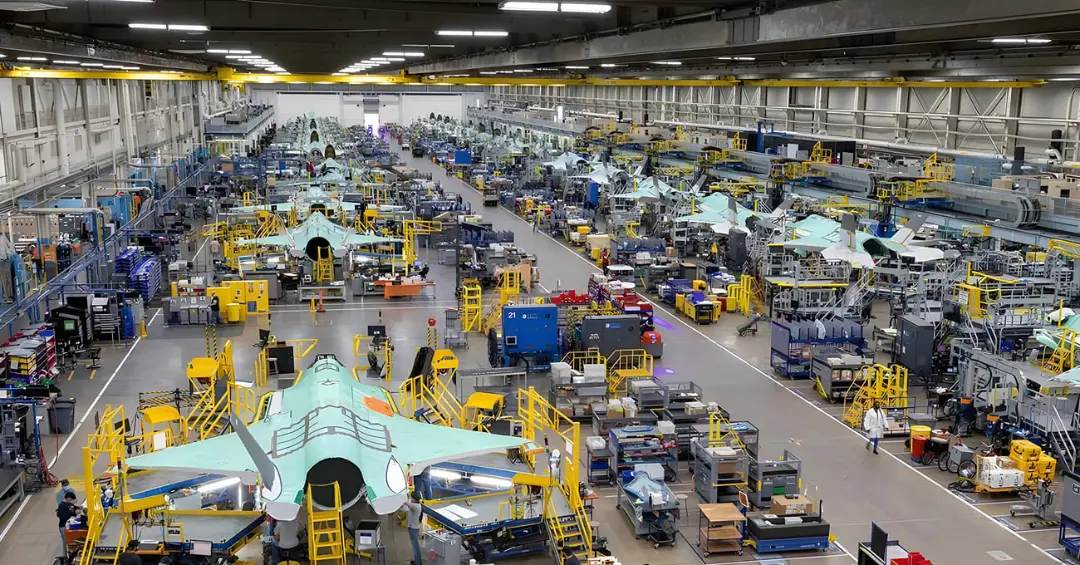 جنگنده‌های F-35 (F-35 Lightning II) در حال مونتاژ در خط تولید کارخانه