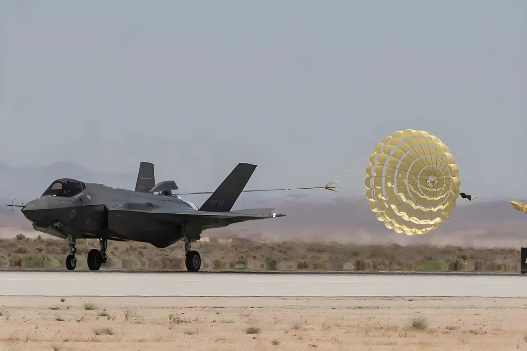 جنگنده اف-۳۵ (F-35 Lightning II) در حال فرود با چتر نجات باز شده