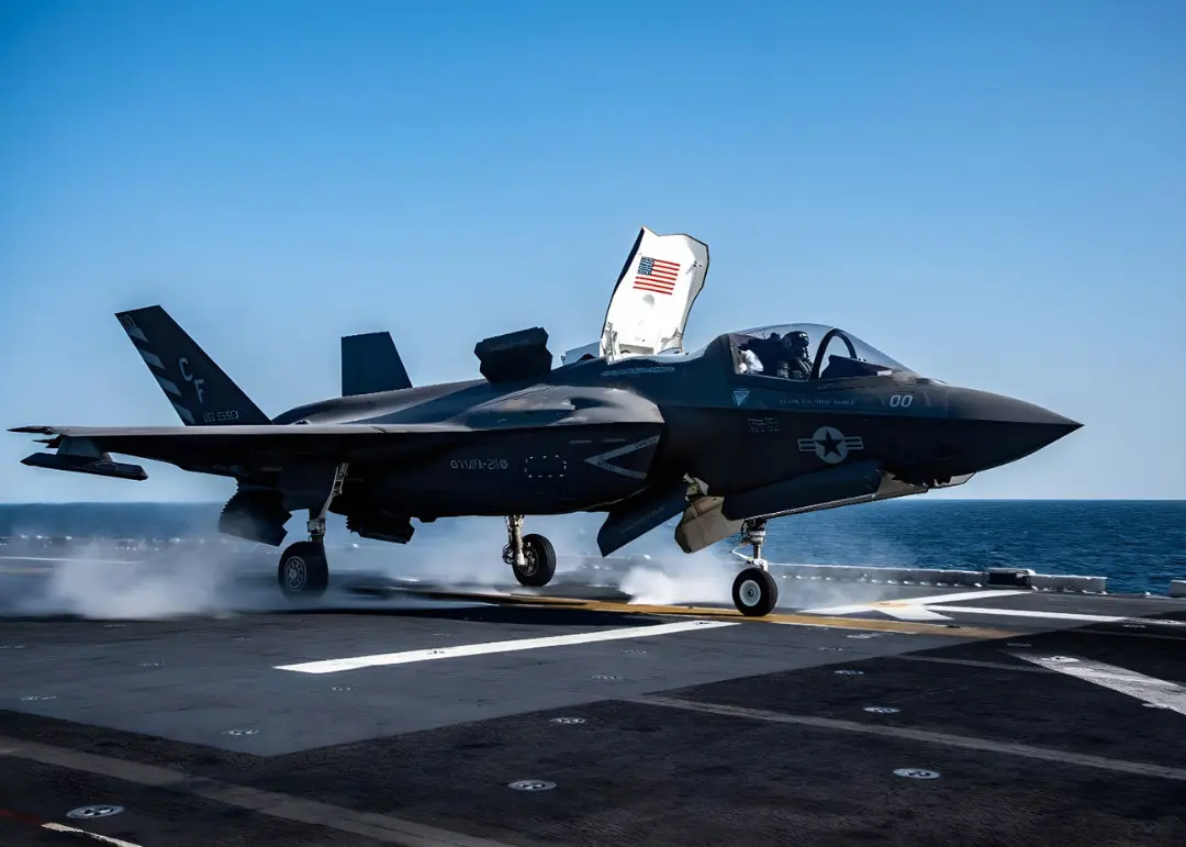 جنگنده اف-۳۵ (F-35) در حال برخاستن از عرشه ناو هواپیمابر
