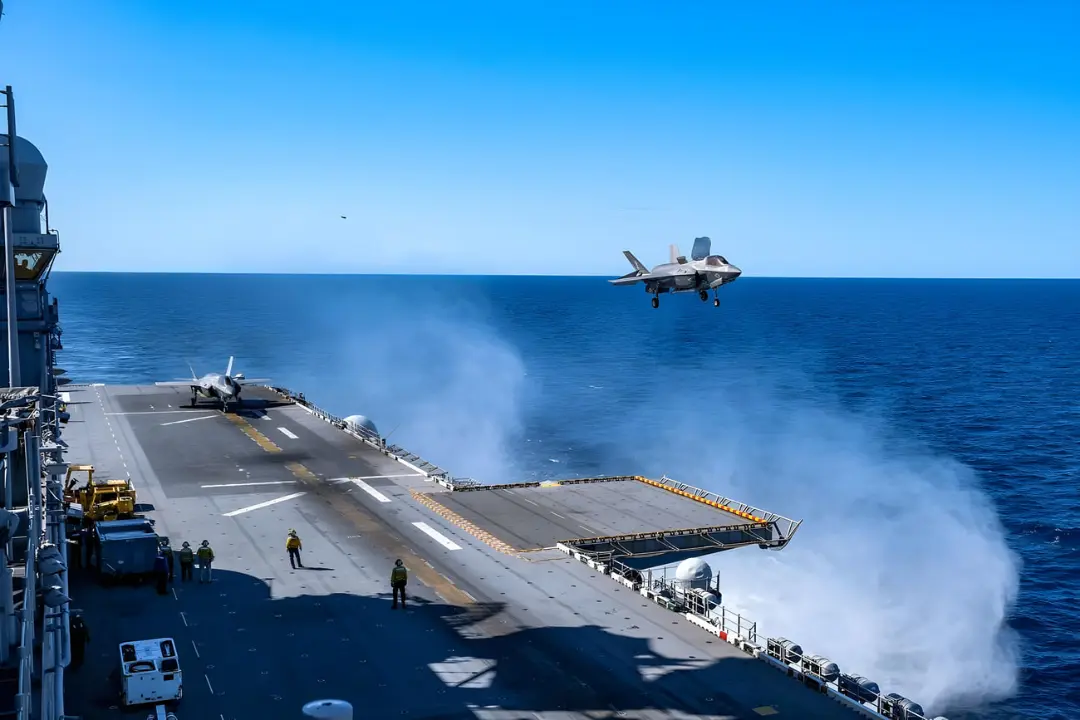 جنگنده F-35 (Lockheed Martin F-35) در حال برخاستن از عرشه ناو هواپیمابر