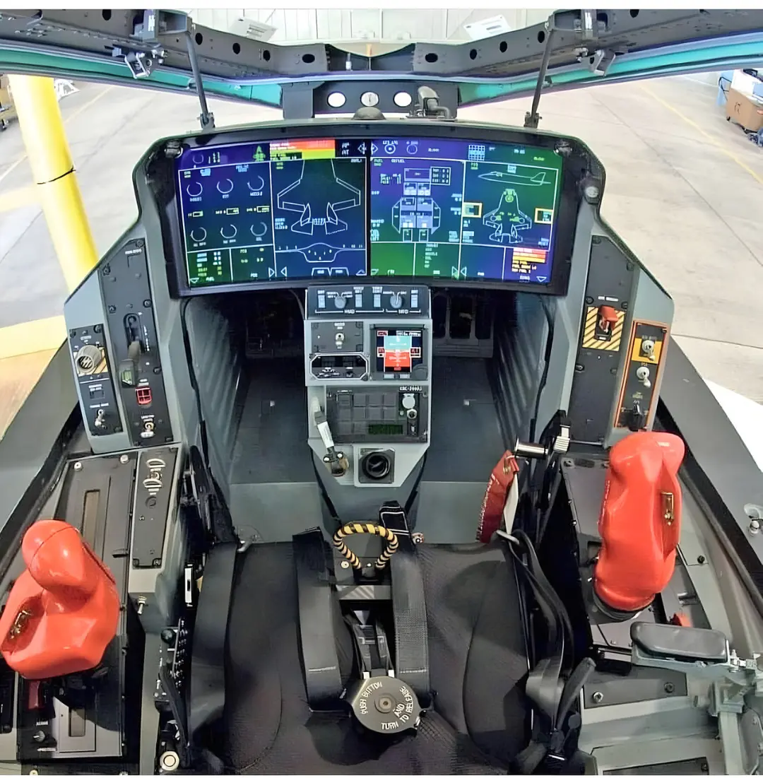 نمای داخلی کابین و نمایشگرهای دیجیتال جنگنده F-35 Lightning II