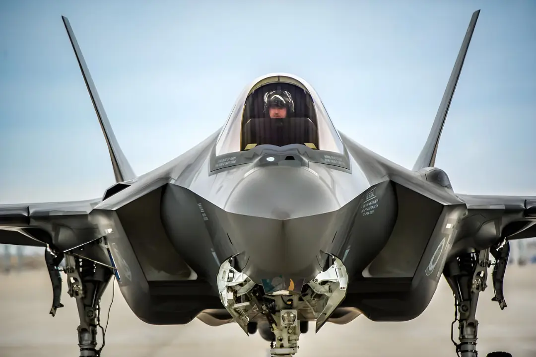 جنگنده F-35 (F-35 Lightning II) با خلبان در کابین در حال آماده‌باش