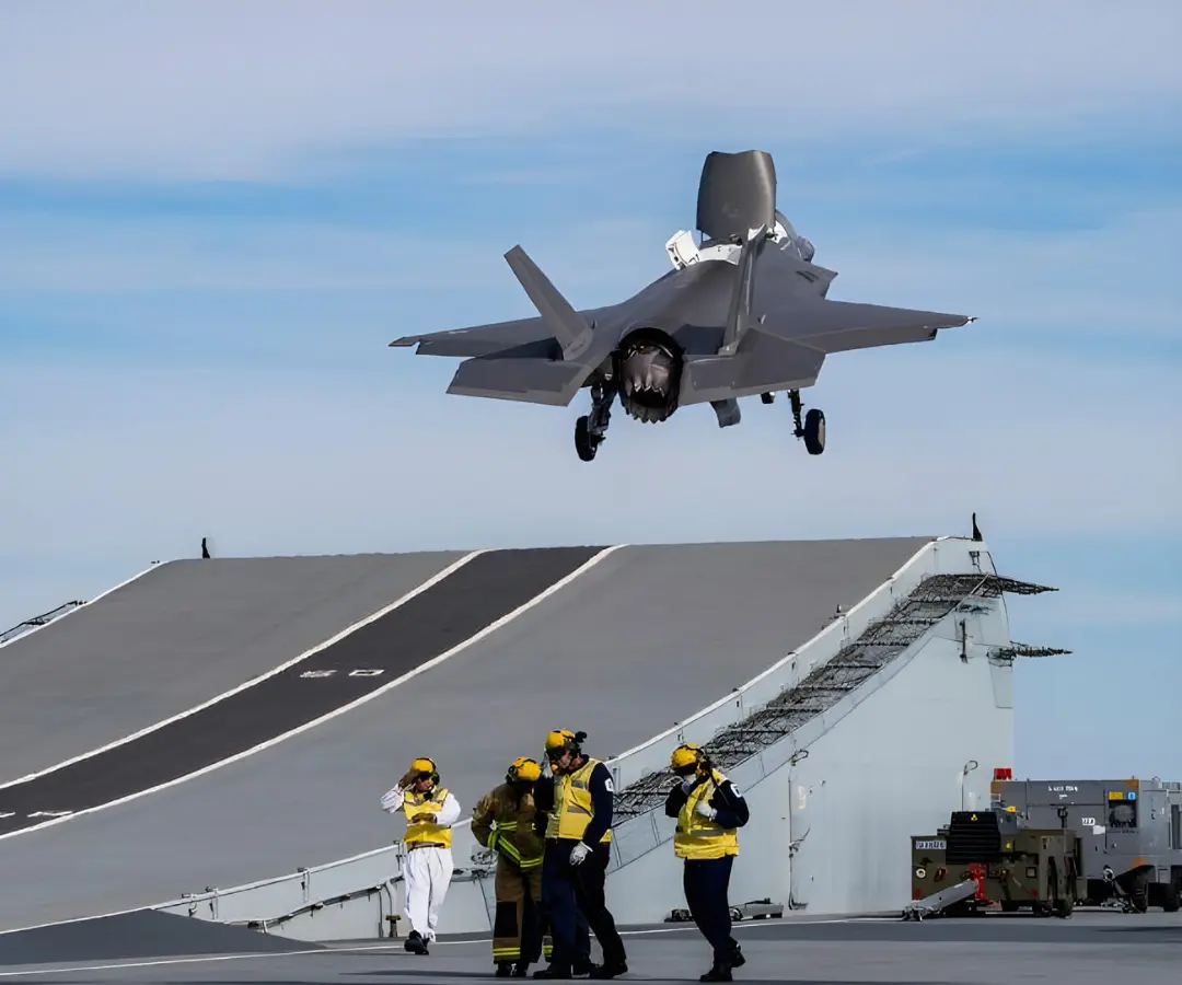 جنگنده F-35 Lightning II (Lightning II) در حال برخاستن از عرشه ناو هواپیمابر