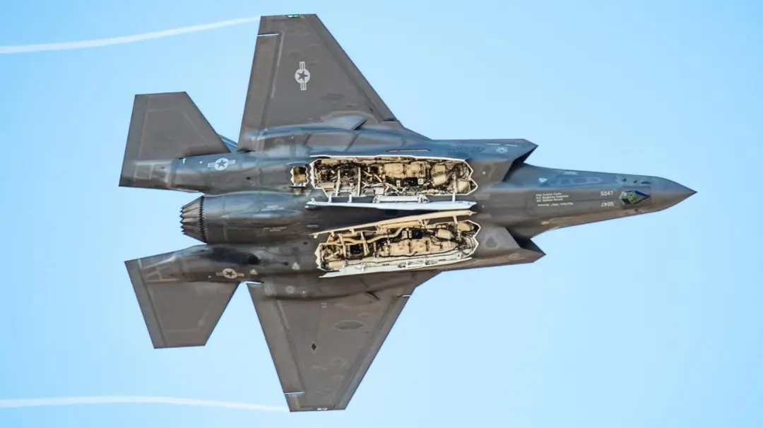 جنگنده F-35 (Lightning II) در حال پرواز با محفظه تسلیحات باز