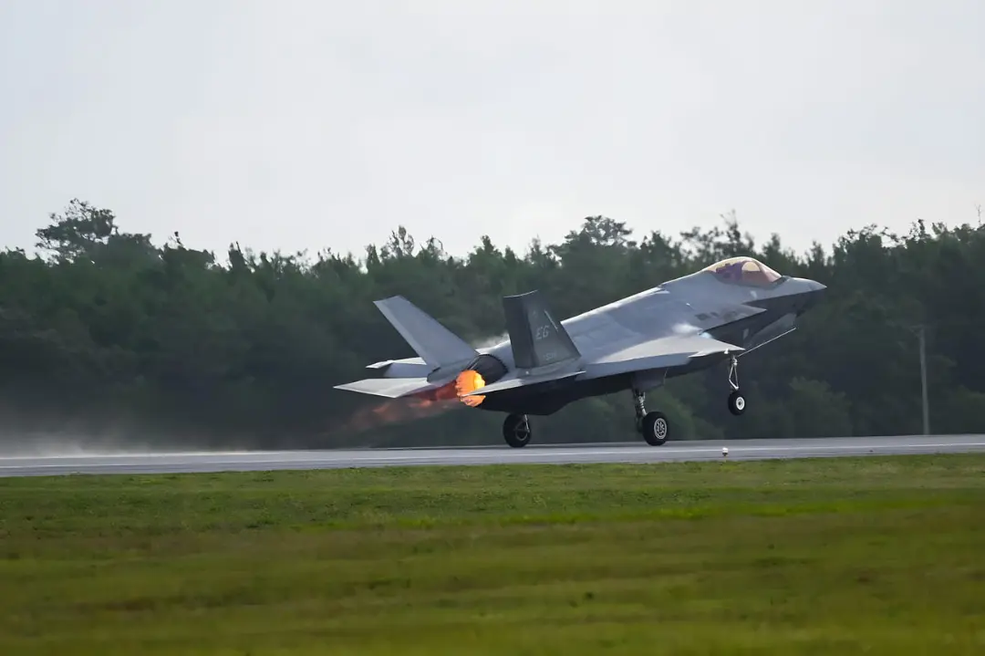 جنگنده F-35A (Lockheed Martin F-35A) در حال برخاستن از باند فرودگاه