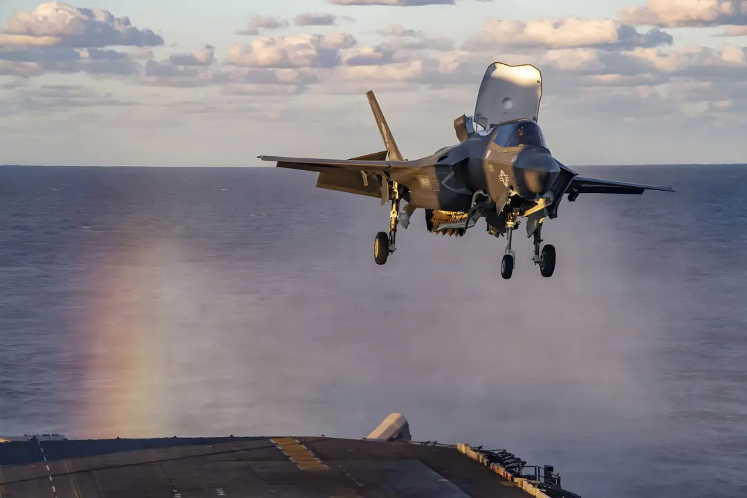 جنگنده F-35B (F-35B Lightning II) در حال فرود عمودی روی عرشه ناو