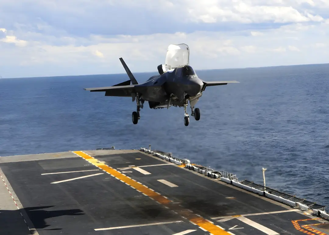 جنگنده F-35B (F-35B) در حال فرود عمودی روی عرشه ناو هواپیمابر