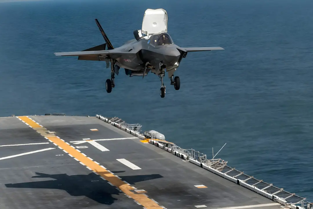 جنگنده F-35B (F-35B) در حال فرود عمودی روی عرشه یک ناو تهاجمی آبی‌خاکی