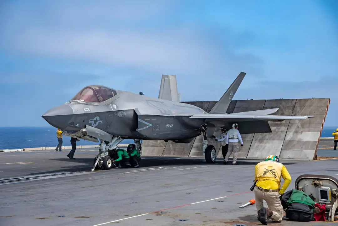 جنگنده اف-۳۵ سی (F-35C) در حال آماده‌سازی روی عرشه ناو هواپیمابر