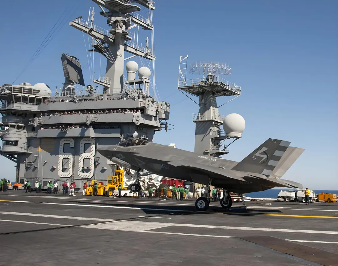 جنگنده F-35C (F-35C Lightning II) روی عرشه ناو هواپیمابر قرار گرفته است