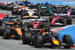 خودروهای مسابقه‌ای فرمول یک (Formula 1) در حال رقابت در پیست مسابقه