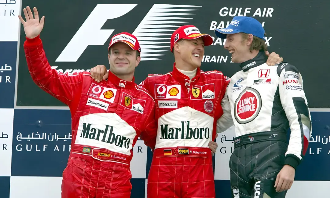 رانندگان فرمول یک (Formula 1) روی سکوی قهرمانی در پیست صخیر