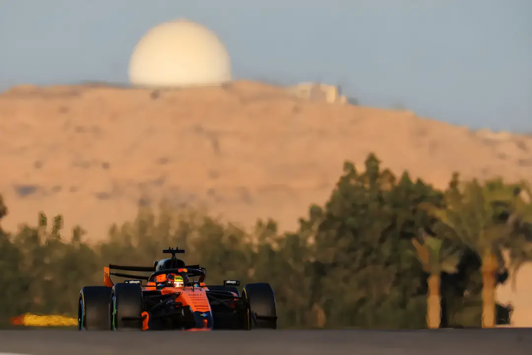 ماشین مسابقه‌ای فرمول یک (Formula 1) در حال حرکت در پیست صخیر