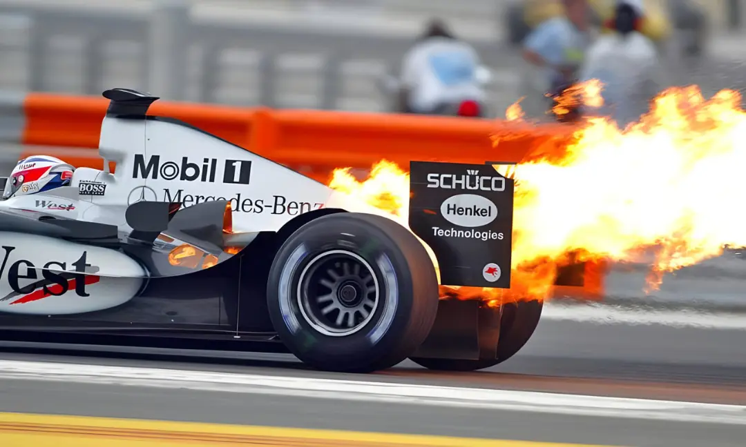 ماشین فرمول یک (Formula 1) در حال سوختن و آتش‌سوزی در پیست