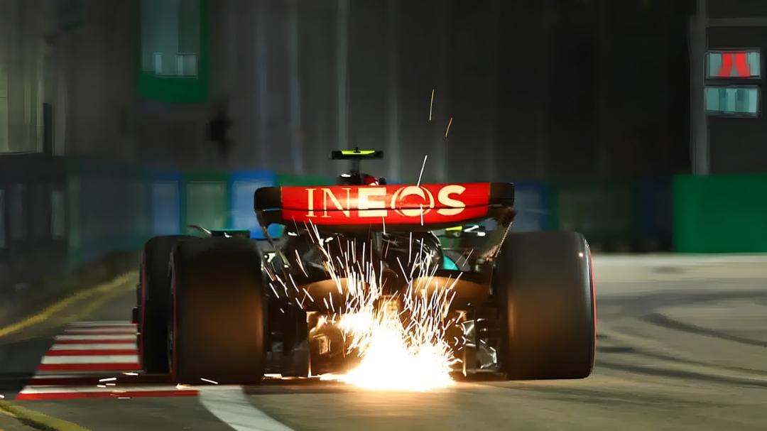 خودروی فرمول یک (Formula 1) در حال حرکت و ایجاد جرقه از زیر بدنه