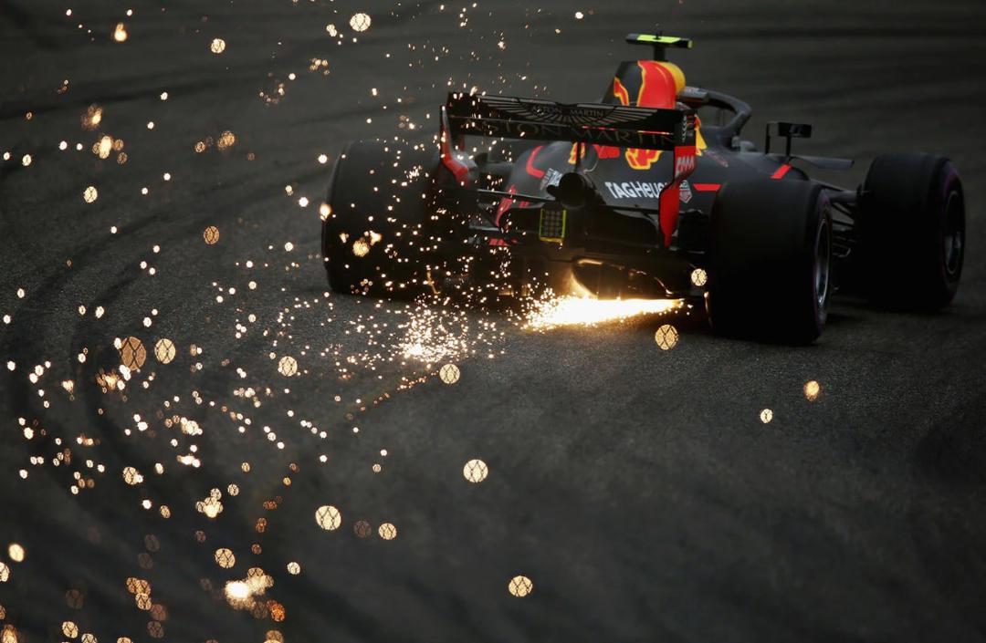 خودروی فرمول یک (Formula 1) در حال حرکت و ایجاد جرقه تیتانیوم