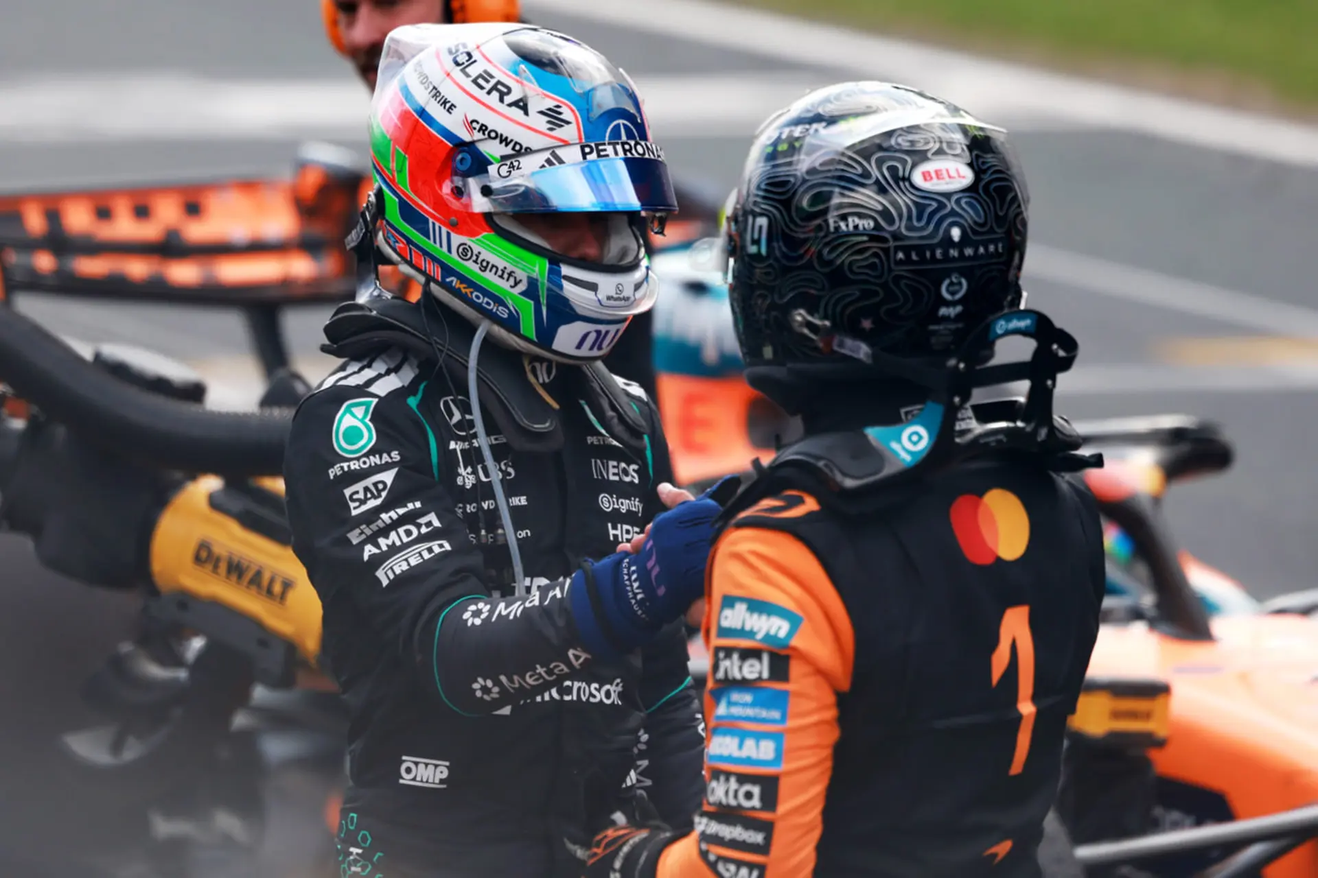 رانندگان فرمول یک (Formula 1) با کلاه‌های ایمنی در پیست مسابقه