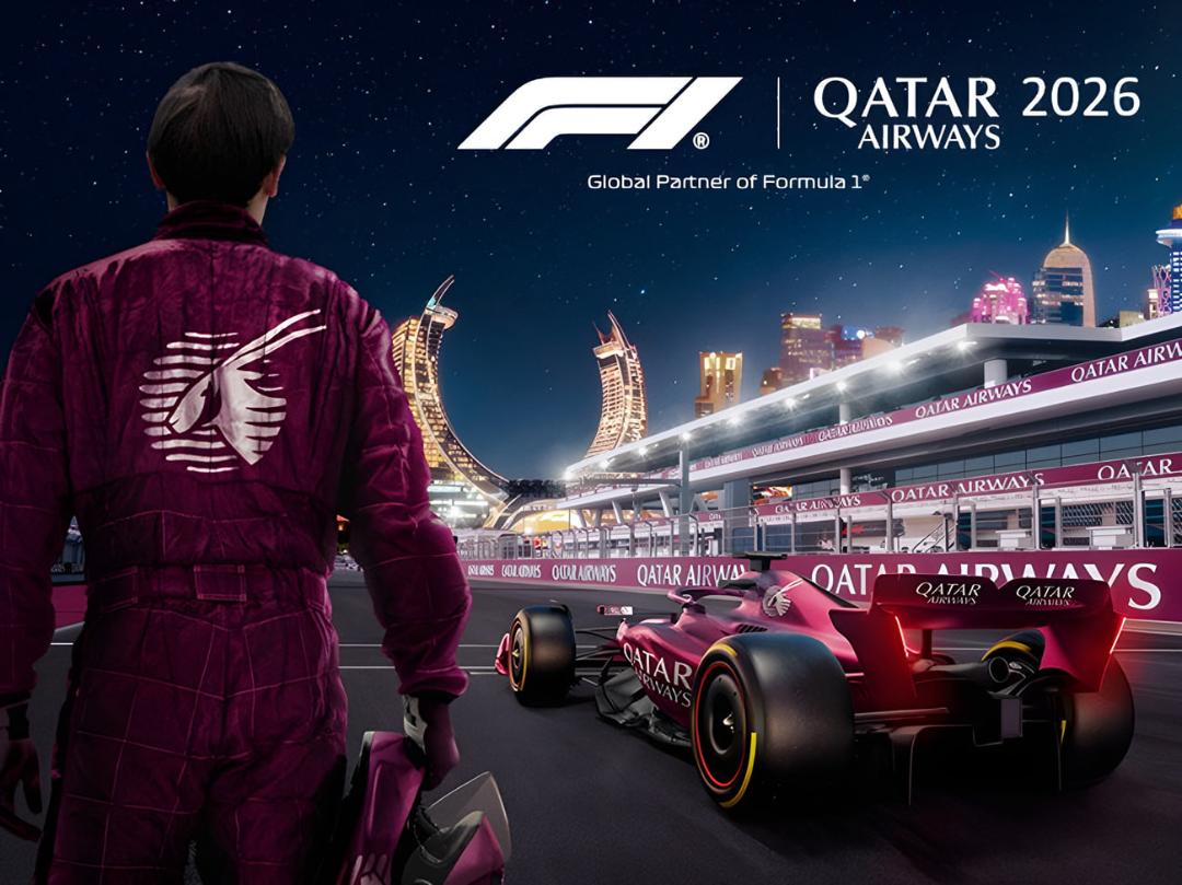 ماشین مسابقه‌ای فرمول یک (Formula 1) در پیست مسابقات قطر