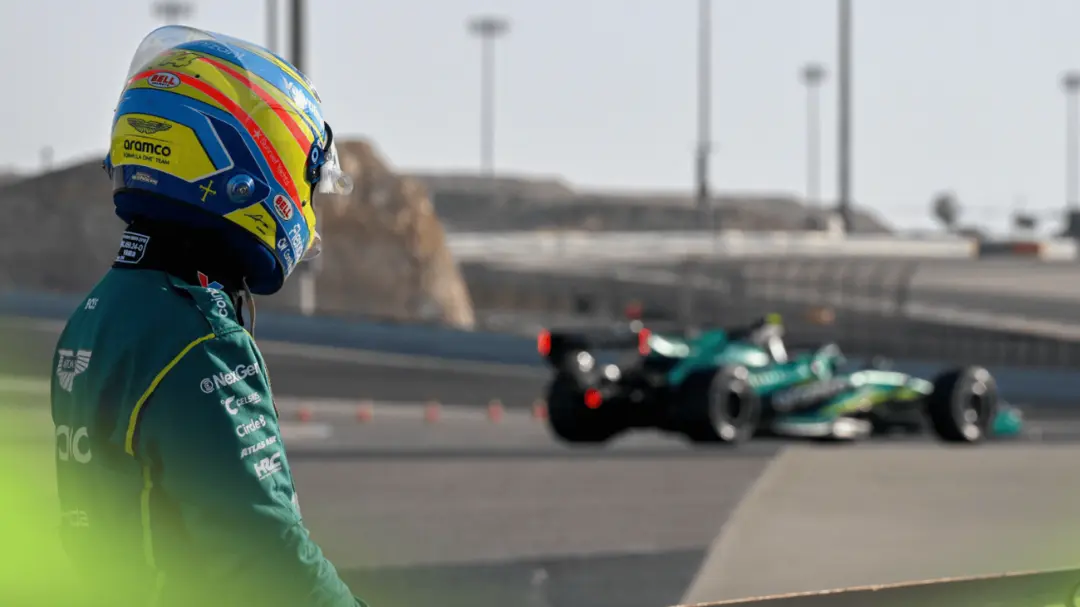 راننده مسابقات فرمول یک (Formula 1) با کلاهخود رنگی در پیست صخیر