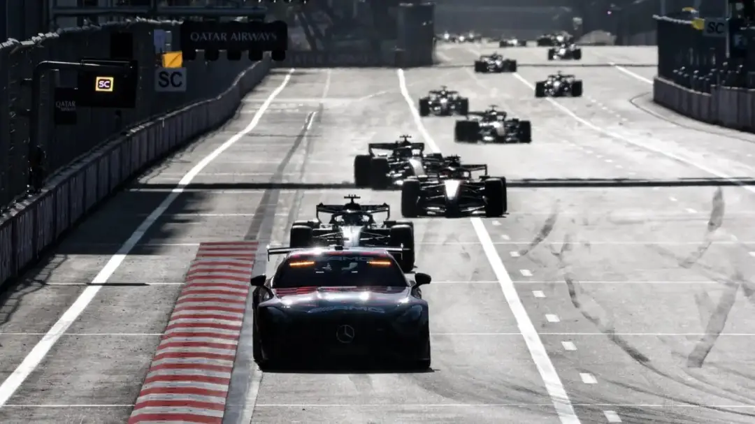 ماشین‌های فرمول یک (Formula 1) در حال رقابت در پیست شهری باکو