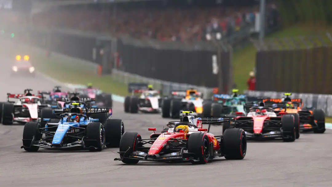 ماشین‌های فرمول یک (Formula 1) در حال رقابت در پیست بارانی