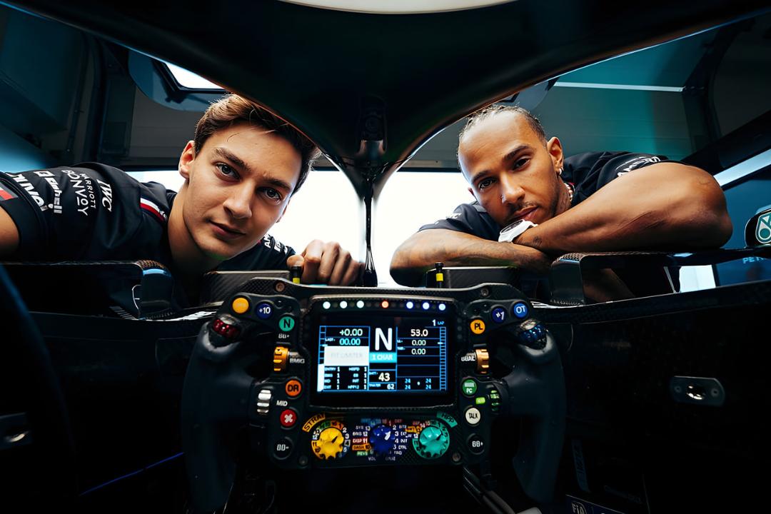 فرمان خودروی فرمول یک (Formula 1) در کنار جورج راسل (George Russell) و لويس همیلتون (Lewis Hamilton)