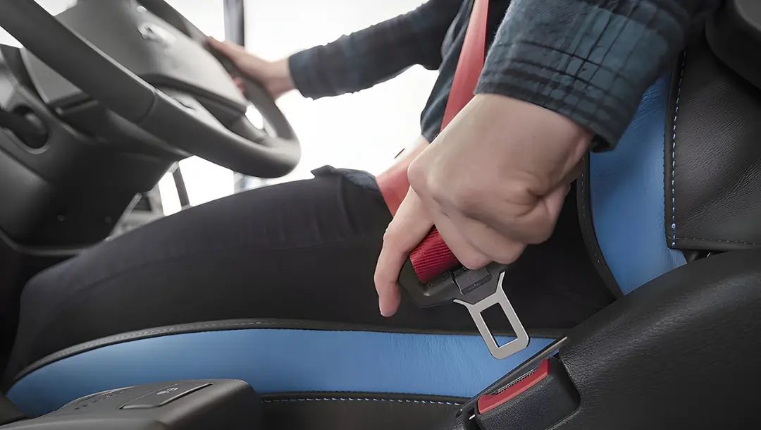 کمربند ایمنی (Seatbelt) در حال اتصال به قفل صندلی خودرو توسط راننده
