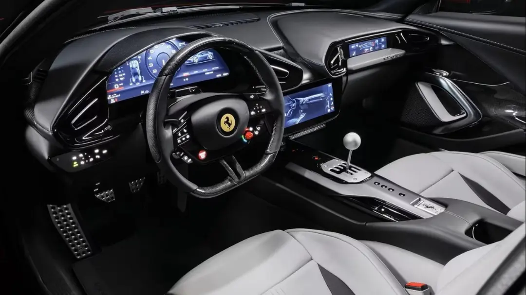 کابین خودروی فراری (Ferrari) دودیچی چیلیندری با دسته‌دنده شش‌سرعته و پدال کلاچ