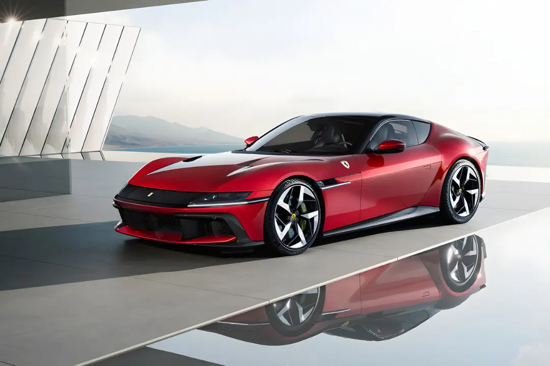 خودرو اسپرت فراری دودیچی چیلیندری (Ferrari 12Cilindri) قرمز رنگ در فضای باز
