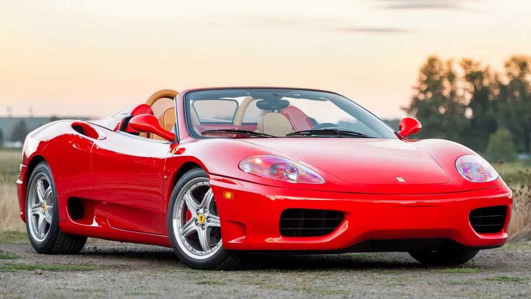 خودرو سوپراسپرت قرمز فراری (Ferrari) مدل کابرولت در فضای باز