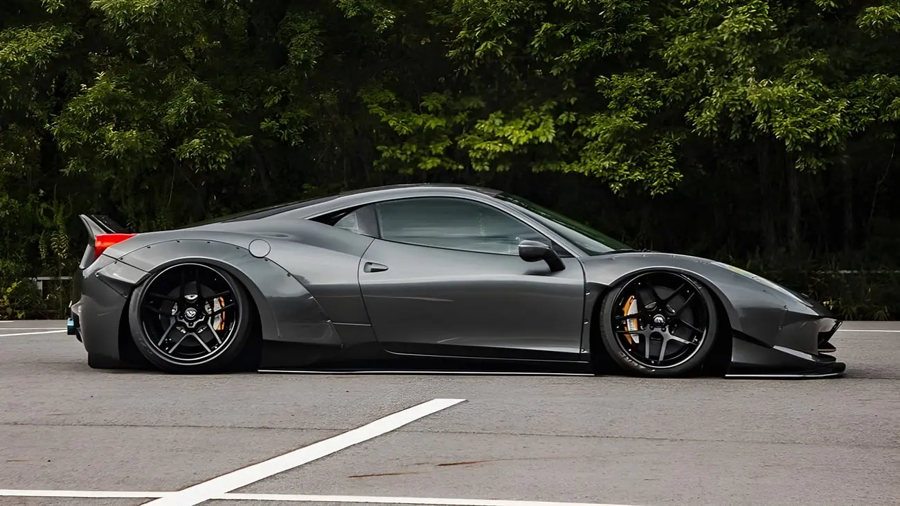 خودرو فراری 458 (Ferrari 458) با کیت‌بدنه‌ی عریض و ارتفاع بسیار کم