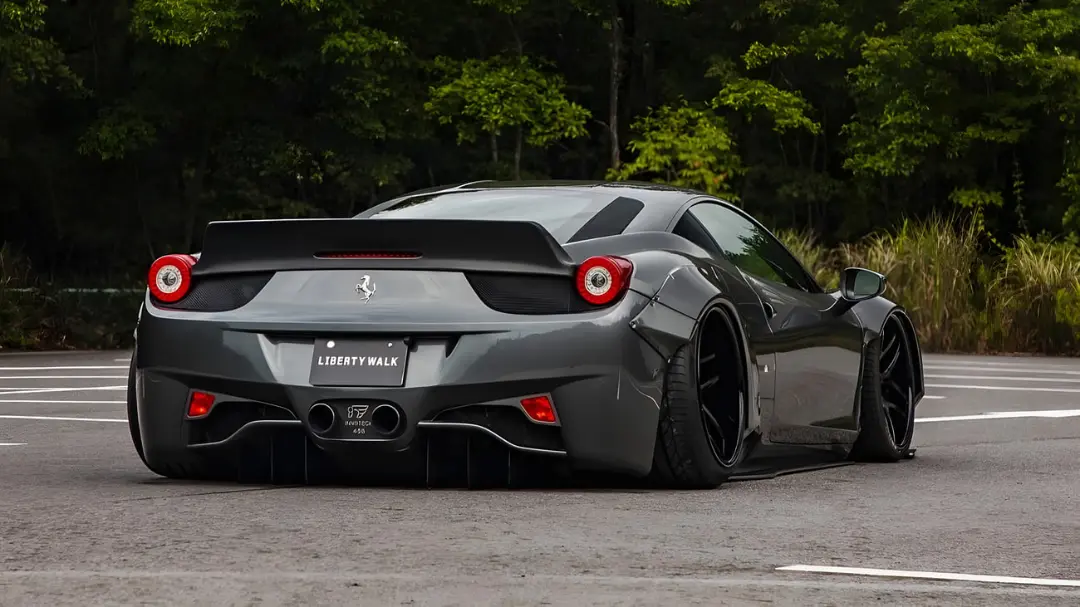 خودرو فراری 458 (Ferrari 458) با کیت‌بدنه‌ی عریض و رنگ خاکستری