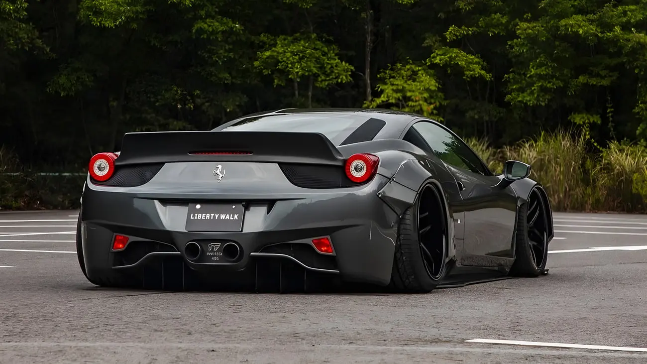 خودرو فراری 458 (Ferrari 458) با کیت‌بدنه‌ی عریض و رنگ خاکستری