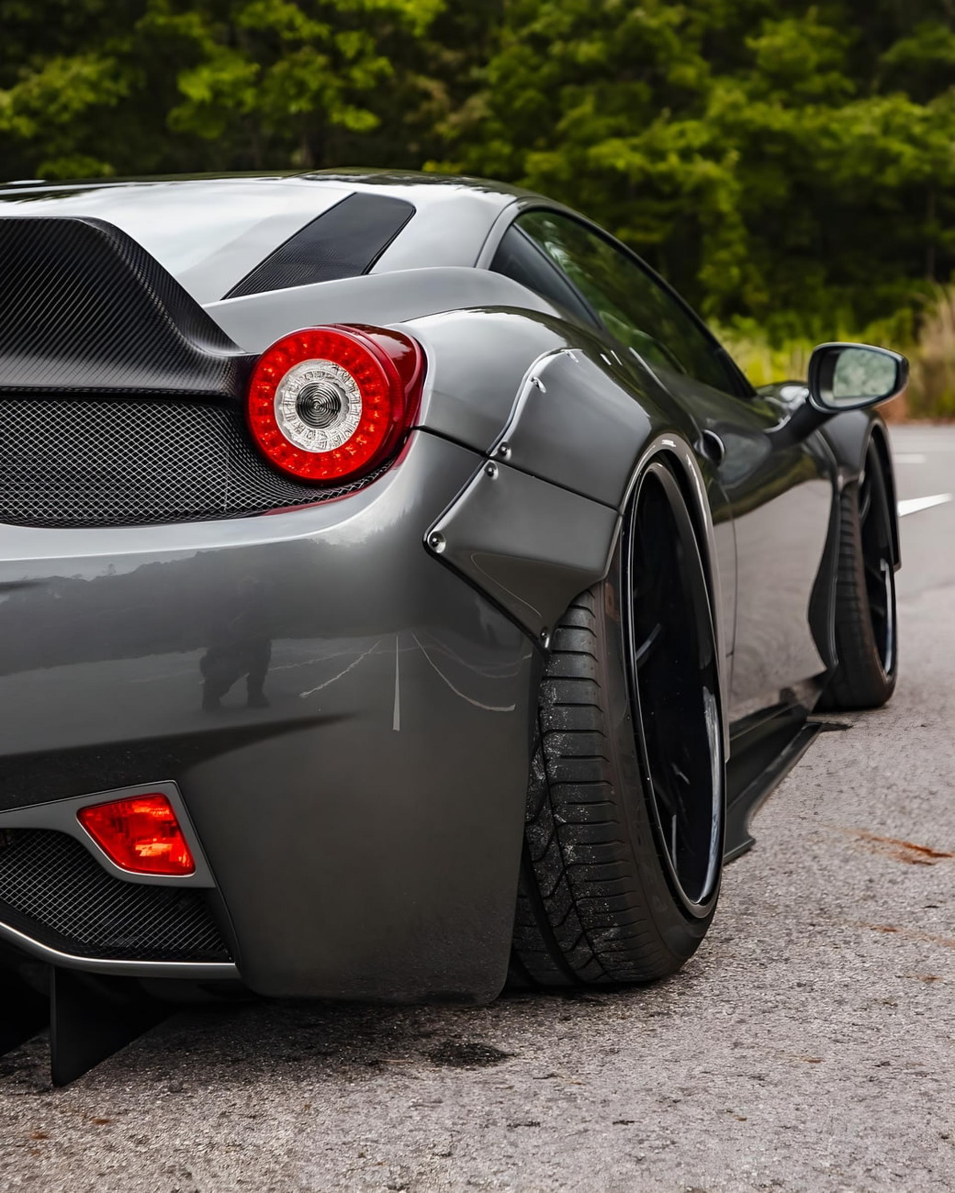دم خودروی فراری 458 (Ferrari 458) با کیتبدنهی عریض و چراغ قرمز گرد