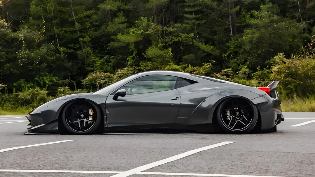 خودروی فراری 458 (Ferrari 458) با کیت‌بدنه‌ی عریض لیبرتی واک در جاده