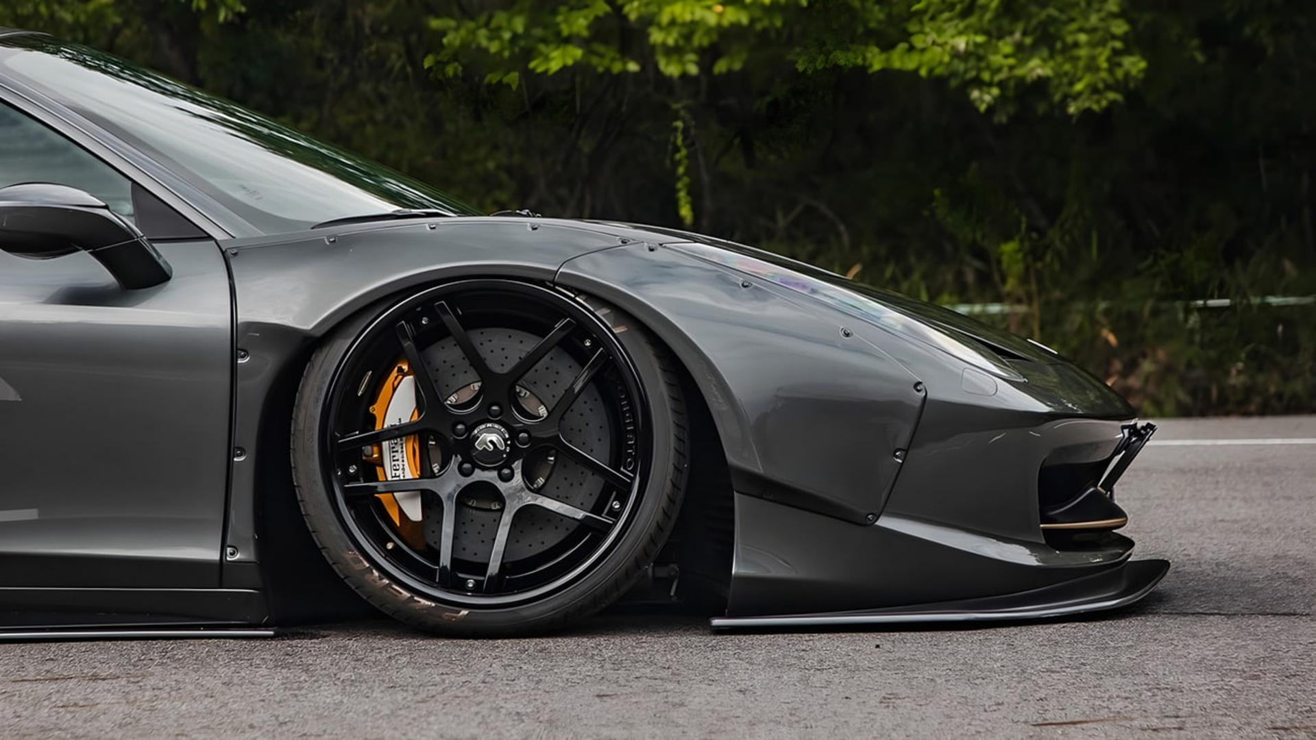 نمای نزدیک چرخ و گلگیر عریض خودروی فراری 458 (Ferrari 458) با کیتبدنه لیبرتی واک