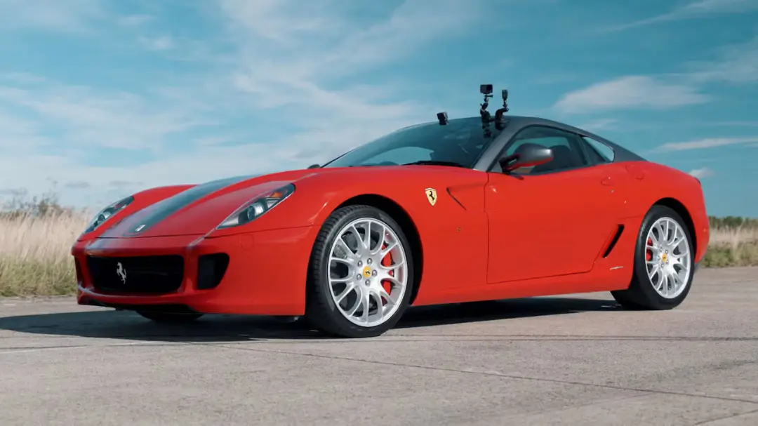 خودرو قرمز فراری 599 GTB (Ferrari 599 GTB) با دوربین‌های نصب شده روی سقف