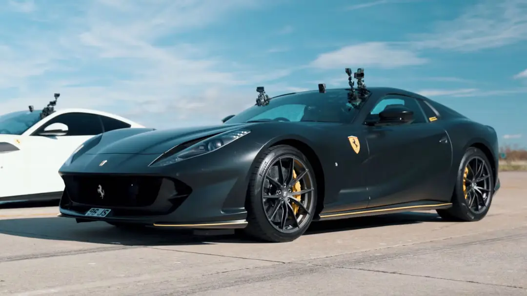 فراری 812 سوپرفست (Ferrari 812 Superfast) با رنگ مشکی مات در پیست مسابقه