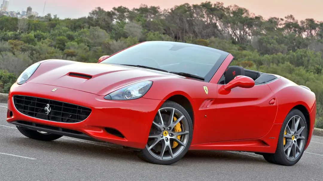 خودرو سوپراسپرت قرمز رنگ فراری (Ferrari) مدل کالیترا در فضای باز