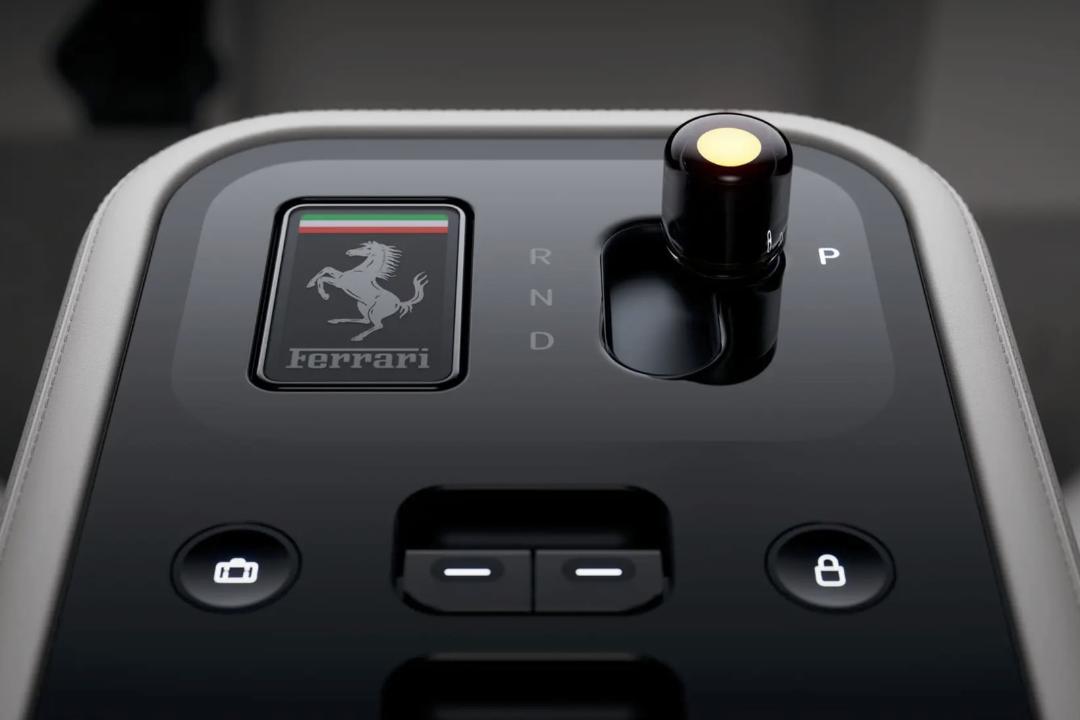 کنسول مرکزی خودروی فراری (Ferrari) با نشان اسب پرنده و دسته دنده