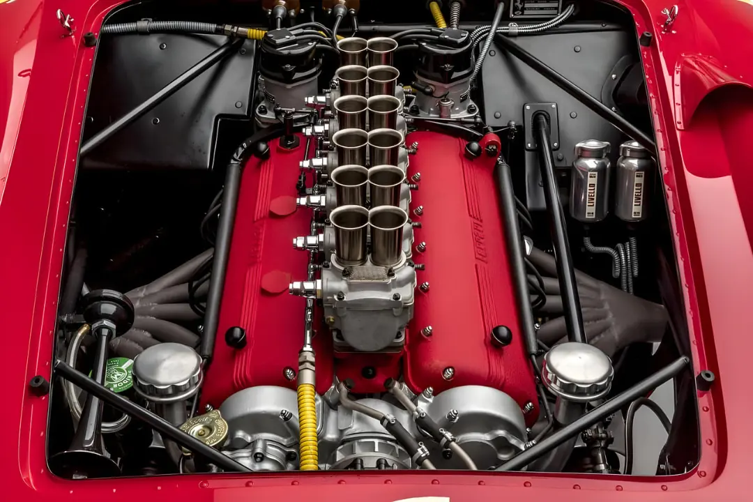 موتور Ferrari Colombo 3.0 V12 با سرسیلندرهای قرمز و ورودی‌های هوای کروم