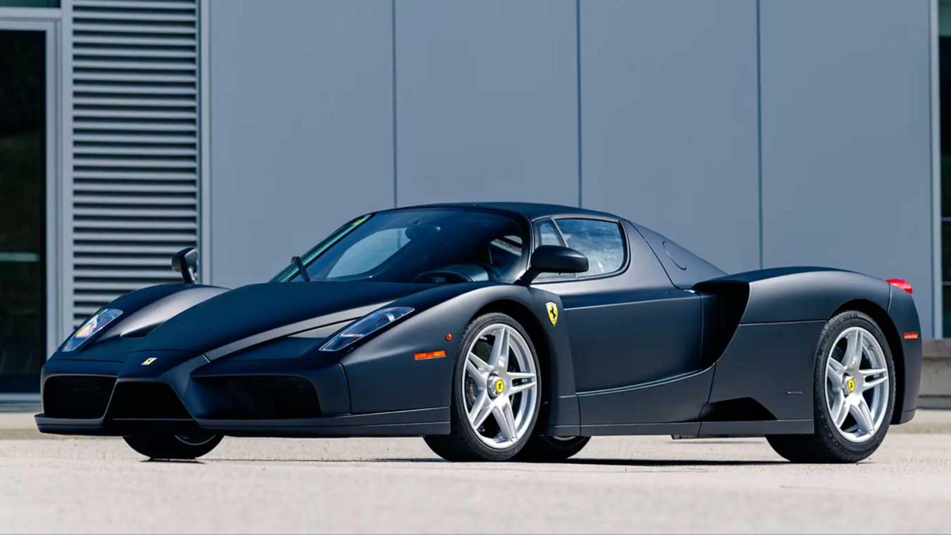 خودروی مشکی مات فراری انزو (Ferrari Enzo) در نمای سه چهارم از جلو