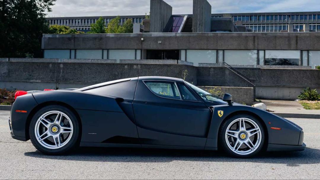 خودروی فراری انزو (Ferrari Enzo) با رنگ مشکی مات در نمای جانبی