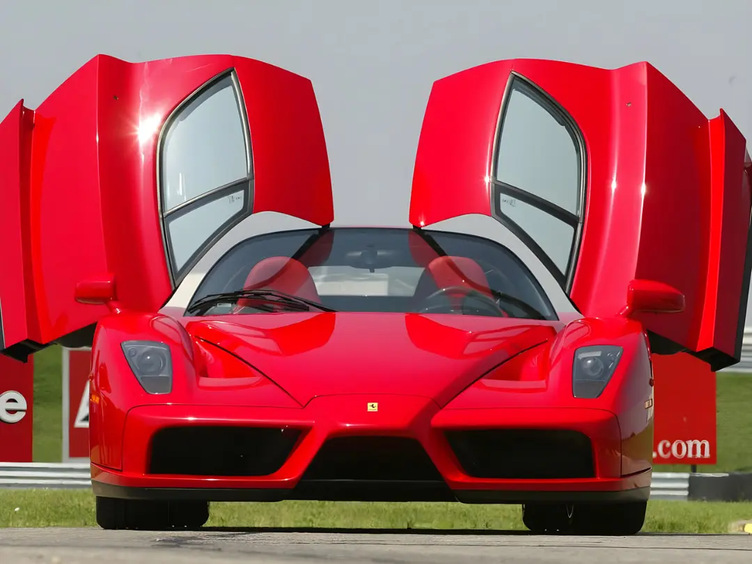 خودرو فراری انزو (Ferrari Enzo) با درهای باز در پیست مسابقه