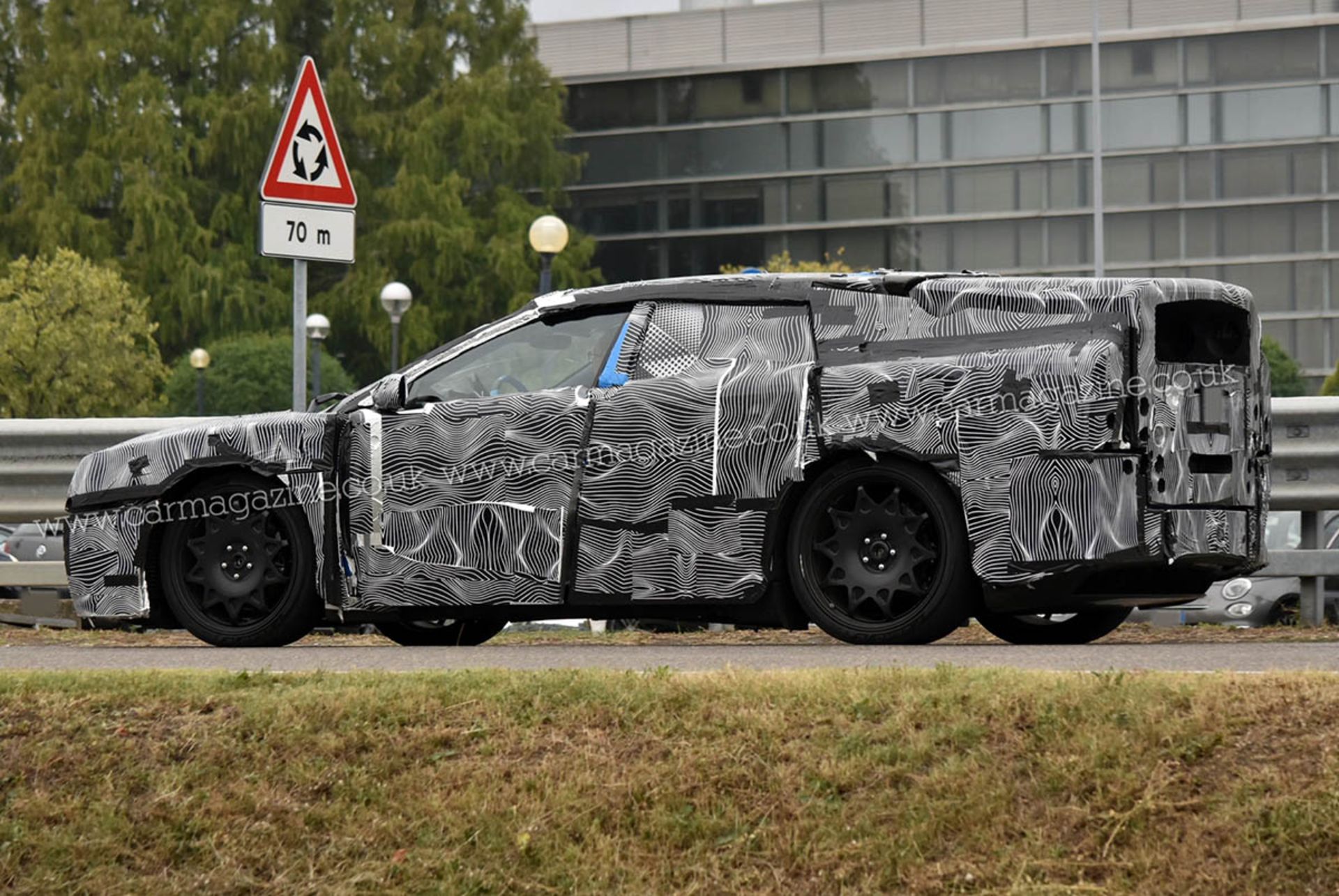 سوپراسپرت فراری برقی با پوشش استتار