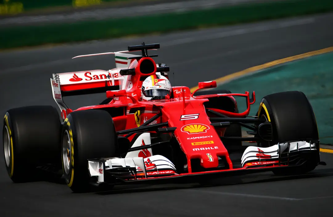 ماشین مسابقه‌ای اسکودریا (Scuderia Ferrari) در حال حرکت در پیست فرمول یک