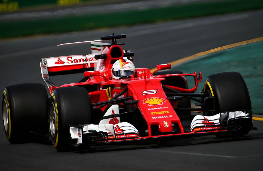 ماشین مسابقه‌ای اسکودریا (Scuderia Ferrari) در حال حرکت در پیست فرمول یک