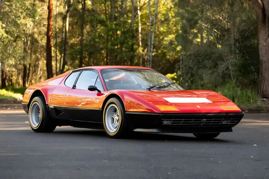 خودرو قرمز فراری (Ferrari) مدل F102 با طراحی بدنه کشیده در جاده